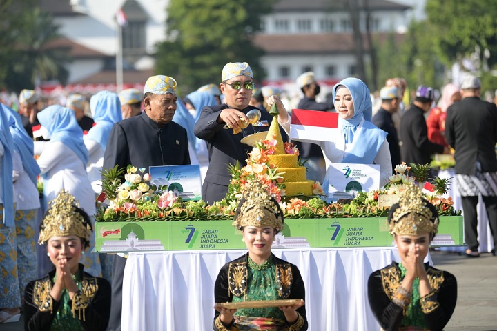 Gelar Tumpeng 77 sebagai Wujud Syukur Prestasi yang Diraih Jawa Barat