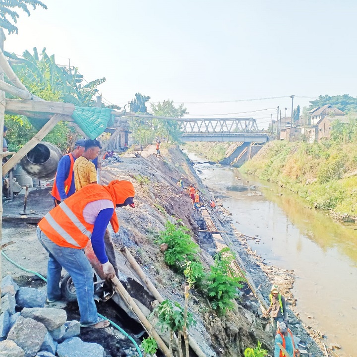 Proyek Plengsengan Sungai Raos Bak Siluman, Tanpa Papan Proyek