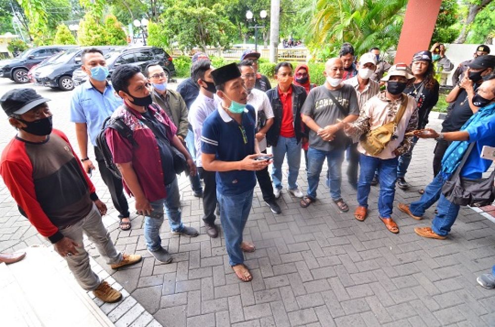 Tolak PSBB Jilid III , Sejumlah Elemen Masyarakat Gruduk DPRD Surabaya