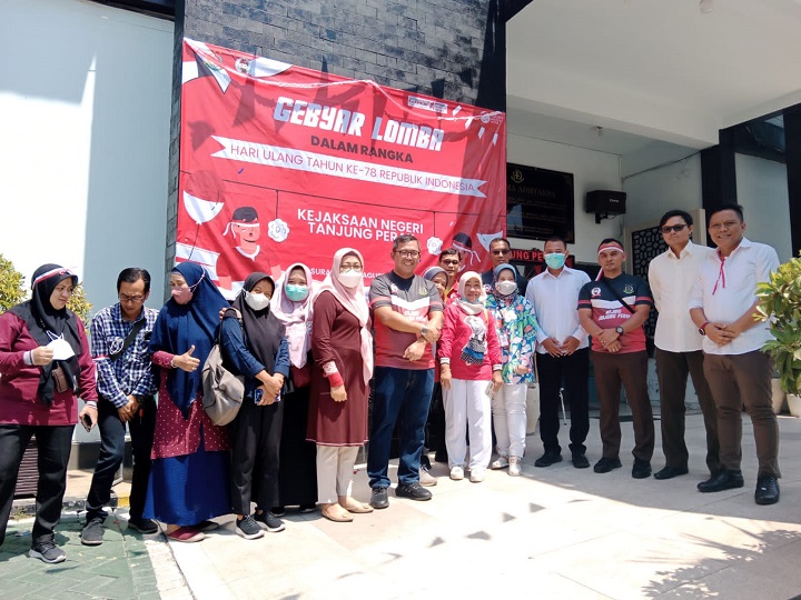Peringati HUT RI Ke-78, Kejari Tanjung Perak Membaur dengan Masyarakat