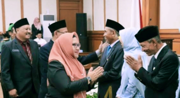 Mubin dan Arif Rasyidi Resmi Menjadi Anggota DPRD Gresik