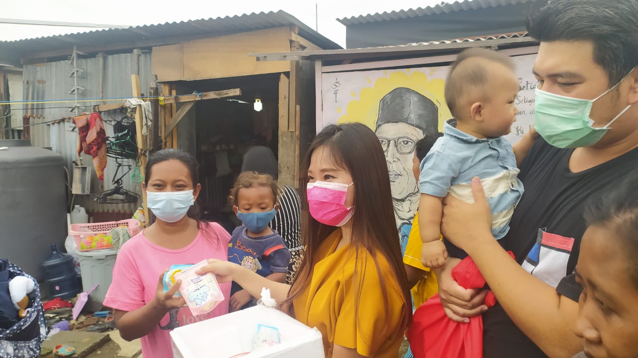 Bentuk Syukur, Sherly Lembono Donasikan Asi di Kawasan Surabaya Timur