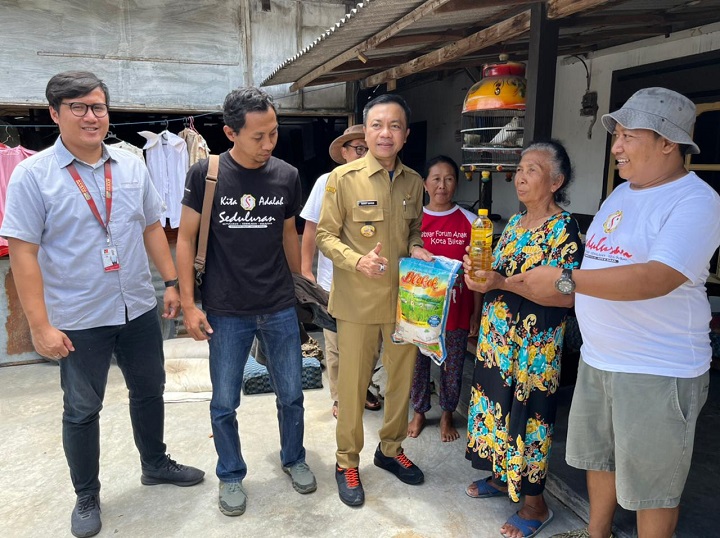 Peduli Bencana, Wabup Blitar Bersama Pengusaha dan Wartawan Bagikan Ribuan Paket Sembako