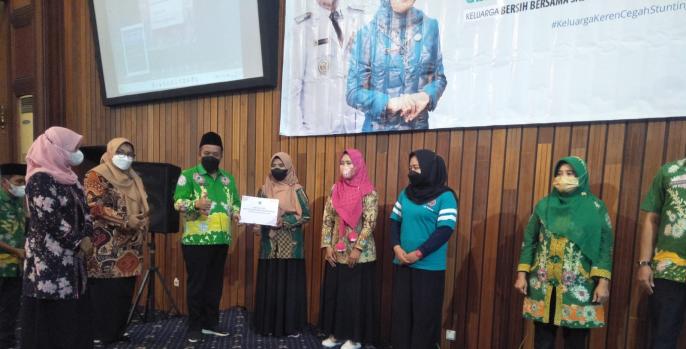 Pemkab Pasuruan Komitmen Turunkan Stunting Serahkan Bantuan Paket Data