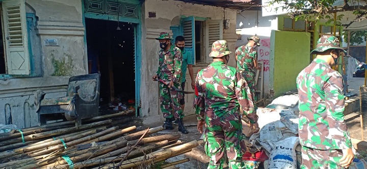 Peduli Sesama, TNI Lumajang Bantu Bersihkan Rumah Warga