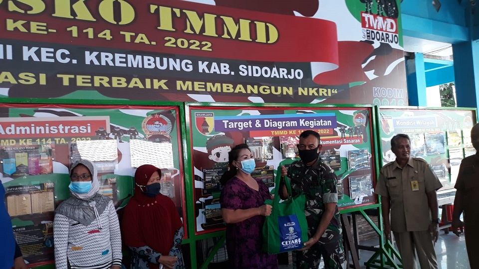 Program TMMD ke 114 Kodim 0816/Sidoarjo, Dinsos Provinsi Jatim Berikan Sembako Pada Warga Desa Rejeni