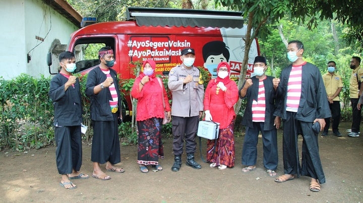 Percepat Vaksinasi Covid-19, Polres Bangkalan Vaksin Keliling Pakai Baju 'Sakera Marlena'