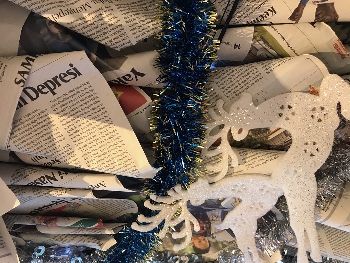 Sambut Natal, Zest Jemursari Hadirkan Pohon Natal dari Koran Bekas