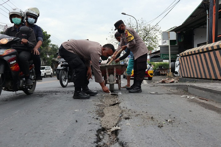 Cegah Kecelakaan, Polisi di Gresik Ngecor Jalan Berlubang