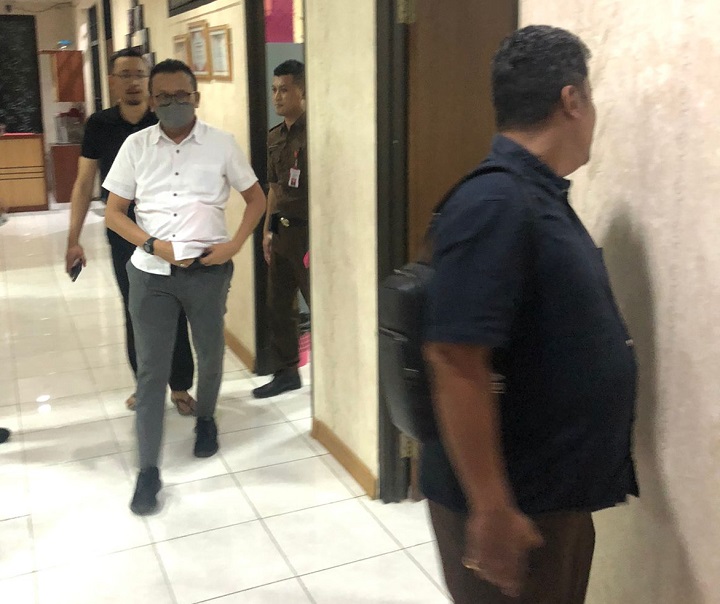 Jual Barang Bukti Hasil Sitaan, Oknum Satpol PP Surabaya Ditahan Kejaksaan
