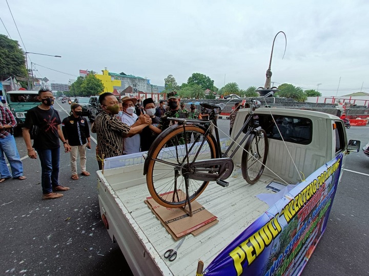 Wabup Blitar Rahmad Santoso Menangkan Lelang Sepeda