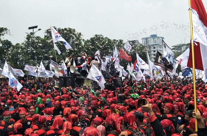 Tolak Kenaikan BBM dan Tuntuk Upah Layak, Ratusan Buruh Jatim Demo di Gedung Grahadi Surabaya