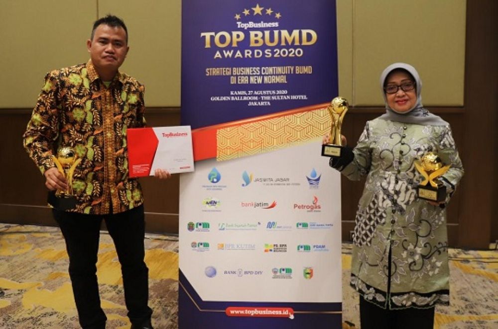 Bupati Jombang Terima Penghargaan TOP Pembina BUMD 2020