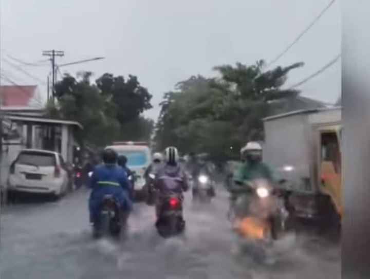 Lima Jam Hujan, Surabaya Banjir