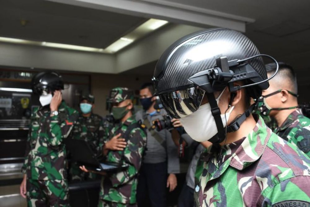 Berantas Covid-19, TNI AD Gunakan Helm Pendeteksi Suhu Tubuh 