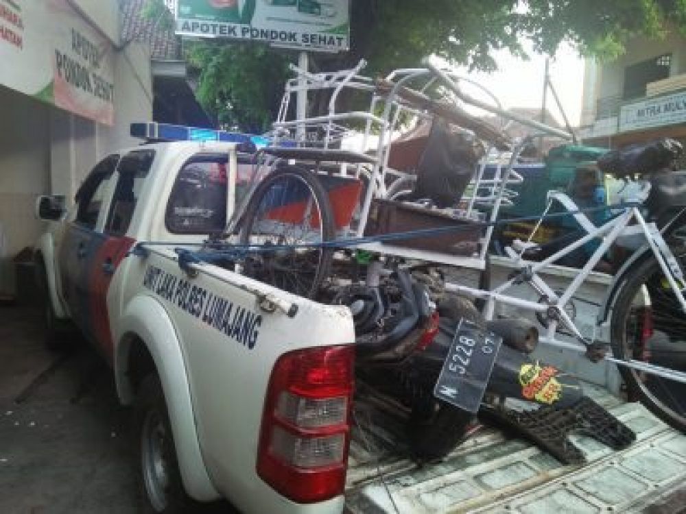 Rem Blong, Truk Tabrak Motor dan Becak