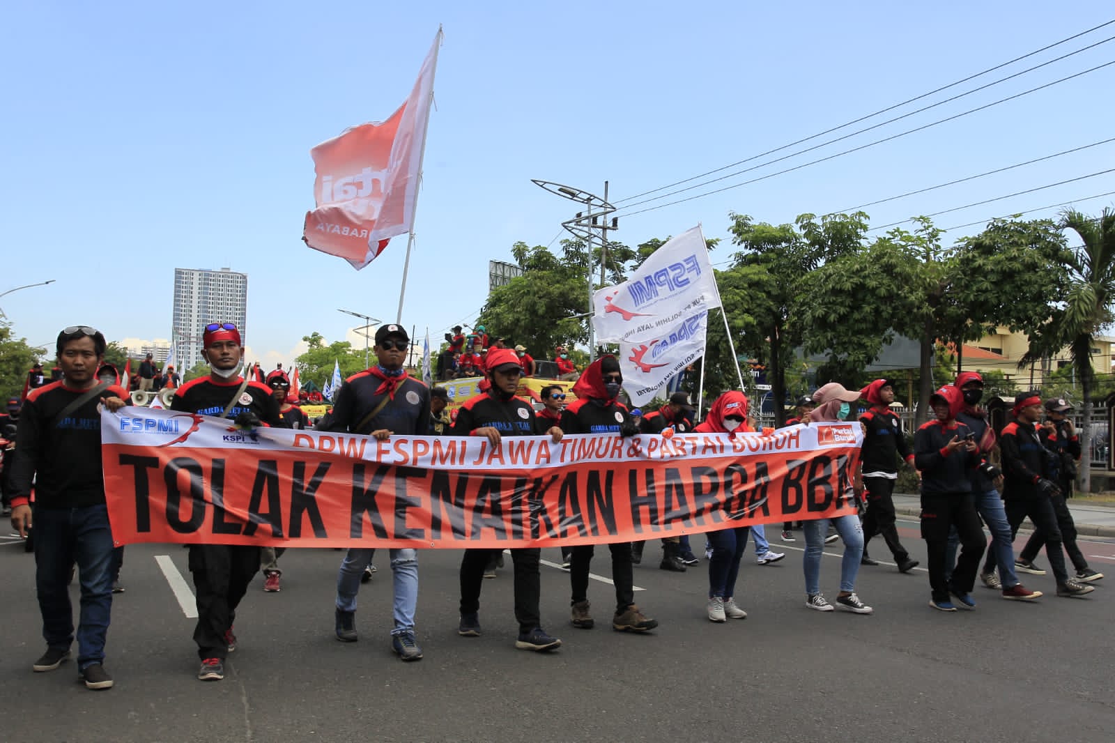 Tolak Kenaikan Harga BBM, Ribuan Buruh Banjiri Surabaya