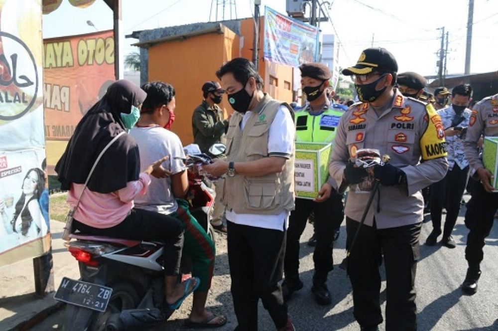Polresta Sidoarjo Bagikan 10 Ribu Masker di Purabaya