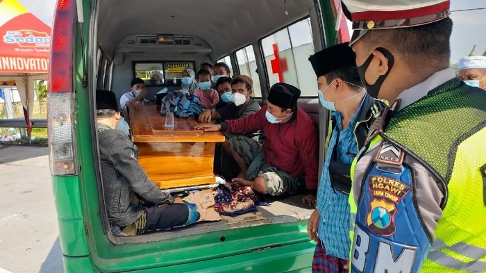 Ambulance Isi 15 Orang Dihentikan di Exit Tol Ngawi