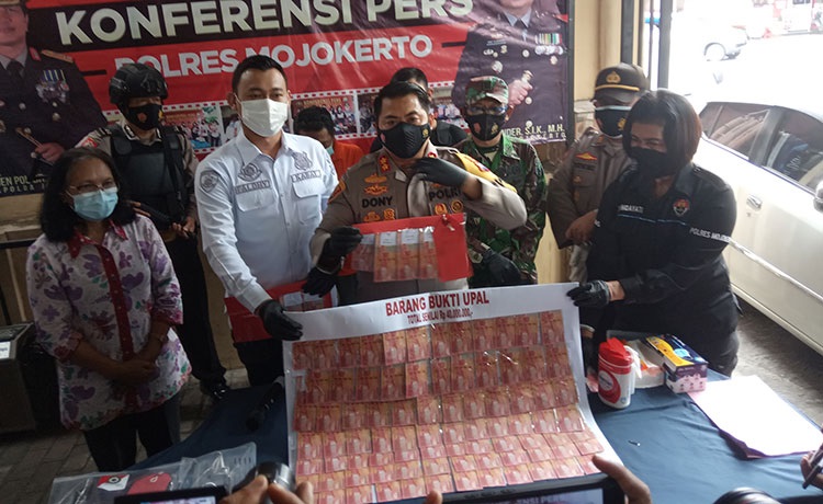 Warga Jombang Edarkan Uang Palsu di Mojokerto