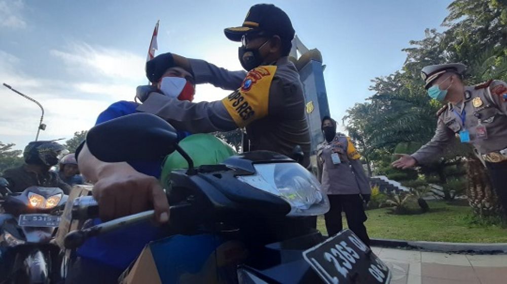 Polrestabes Surabaya Gelar Baksos Bagi Ribuan Masker