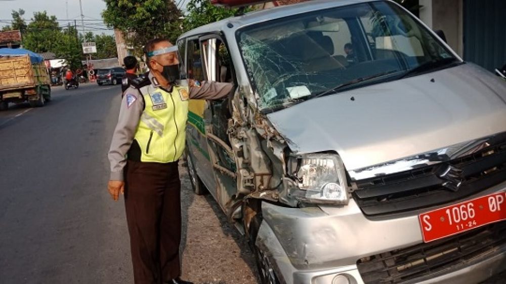 Tak Hati-Hati saat Belok, Tronton 'Cium' Mobil Siaga Desa di Jombang
