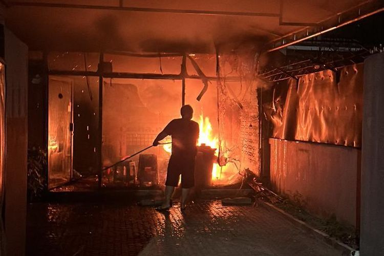 Korsleting Stavolt Komputer, Rumah di Malang Hangus Terbakar