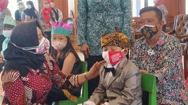 Wali Kota Bagi Ribuan Masker Anak di Puncak Peringatan Hari Anak Nasional 2021
