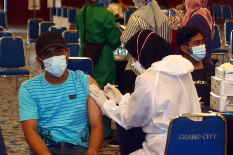 Dukung Percepatan Vaksinasi Dengan Produk Kesehatan Gratis di Sentra Vaksinasi Surabaya