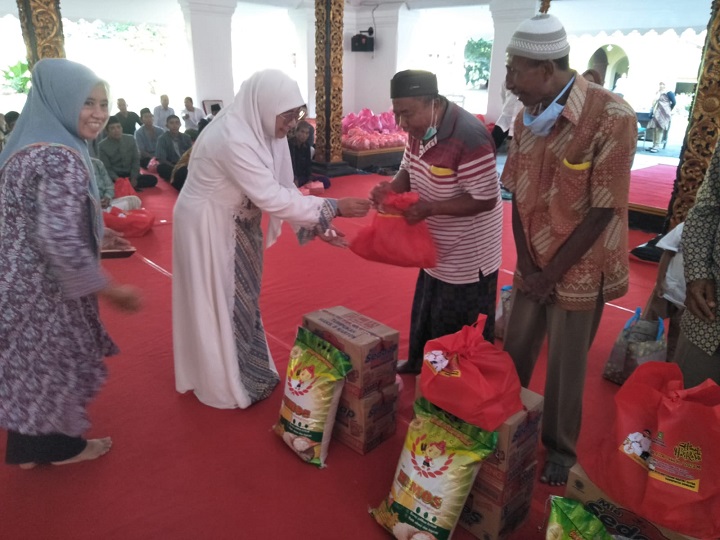 Safari Ramadhan, Bupati Sumenep, Achmad Fauzi Berikan Sembako Kepada Anak Yatim dan Dhuafa