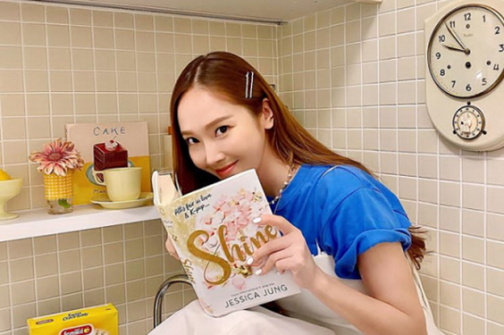 Isi Novel Shine Jessica Jung Tuai Kritikan Netizen