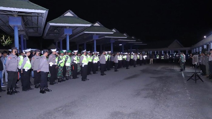 Polisi-TNI di Kediri Disebar Lakukan Penyekatan