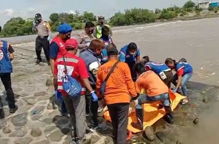Mayat Wanita Tanpa Busana Mengambang di Sungai Brantas