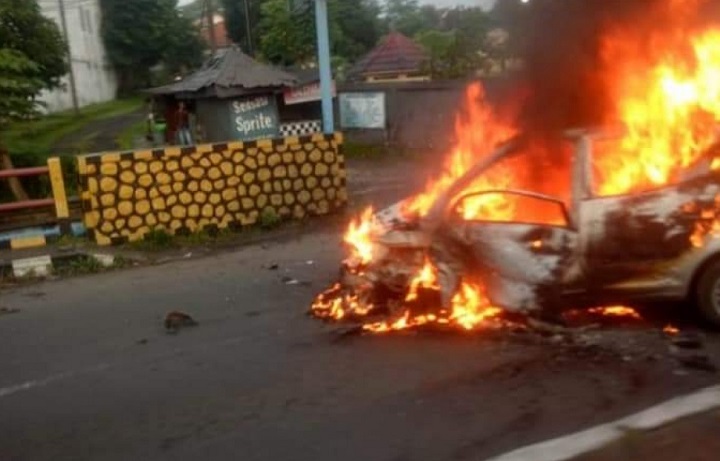 Tabrak Pembatas Jalan, Mobil yang Ditumpang Satu Keluarga Ludes Terbakar