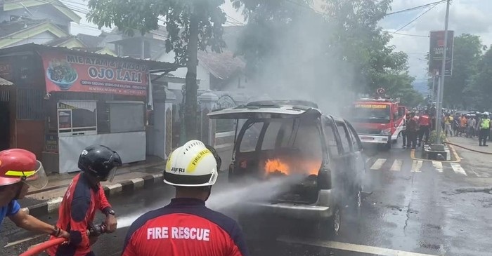 Mobil Daihatsu Espass Ludes Terbakar