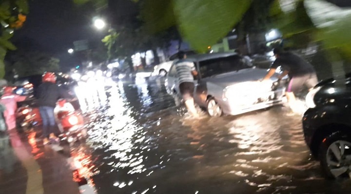 Banjir Setinggi 70 cm Genangi Kawasan Kodam V Brawijaya
