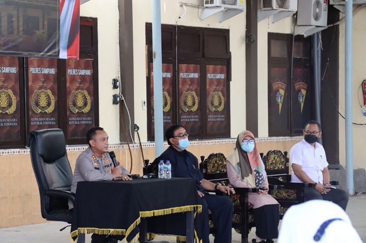 Hari Kedua Menjabat Kapolres Sampang, AKBP Arman S.IK, M.Si Gandeng Akbid Graha Husada Siapkan 400 Relawan Vaksinator Covid-19