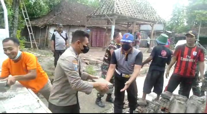 Kompak, Polsek Jambon Bersama 3 pilar Bantu Renovasi Rumah Warga yang Tidak Layak Huni