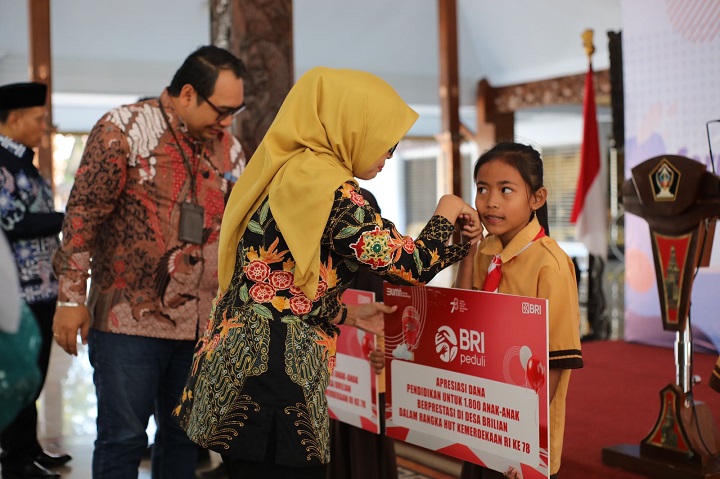 Bupati Blitar Serahkan Bantuan dari BRI Blitar Berupa Beasiswa CSR bagi Siswa/Siswi SD Berprestasi