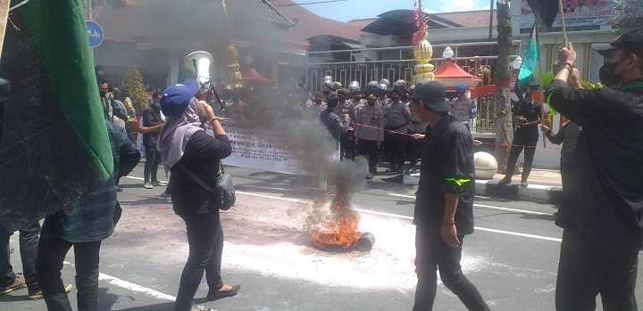 Walau Sempat Diwarnai Bakar Ban Bekas, Demo Mahasiswa di Kantor DPRD Kota Blitar Berjalan Kondusif