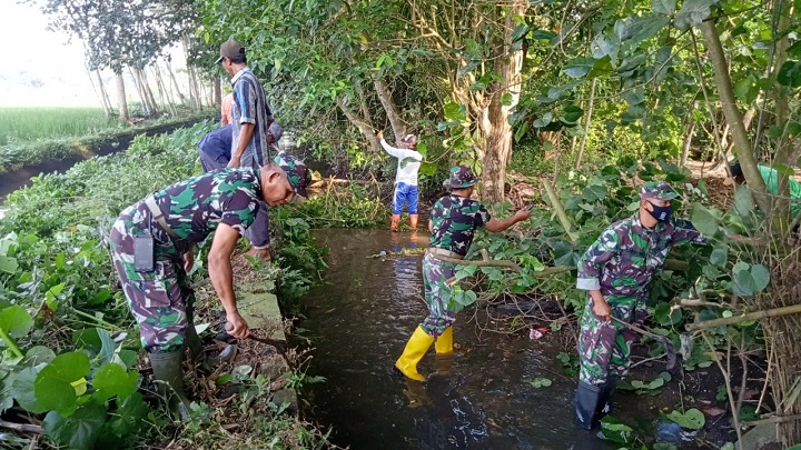 Jaga Lingkungan, TNI Yosowilangun Bersama Warga Kerja Bakti Bersih Sungai