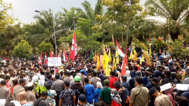 Demo Mahasiswa Mojokerto Tolak Omnibus Law Sedikit Ricuh