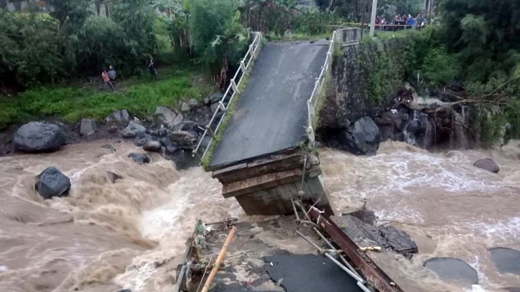 Jembatan Penghubung Kecamatan Ambruk Tergerus Arus Sungai