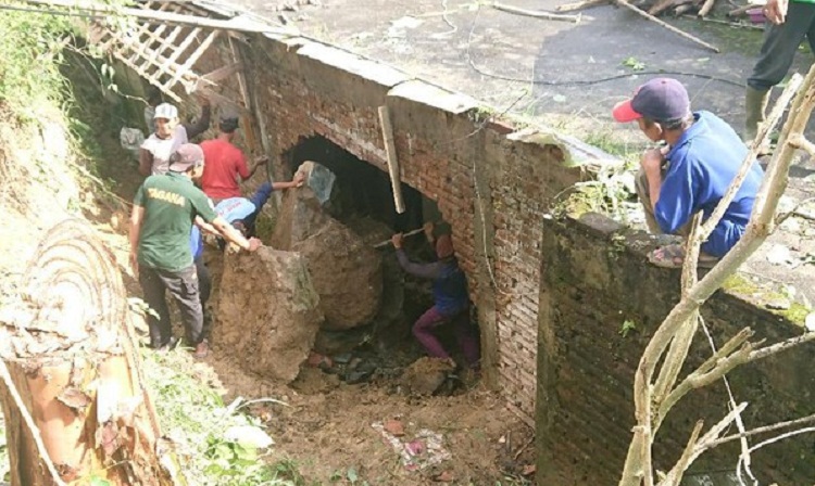 Longsor Batu Setinggi 4 Meter Jebolkan Rumah Warga