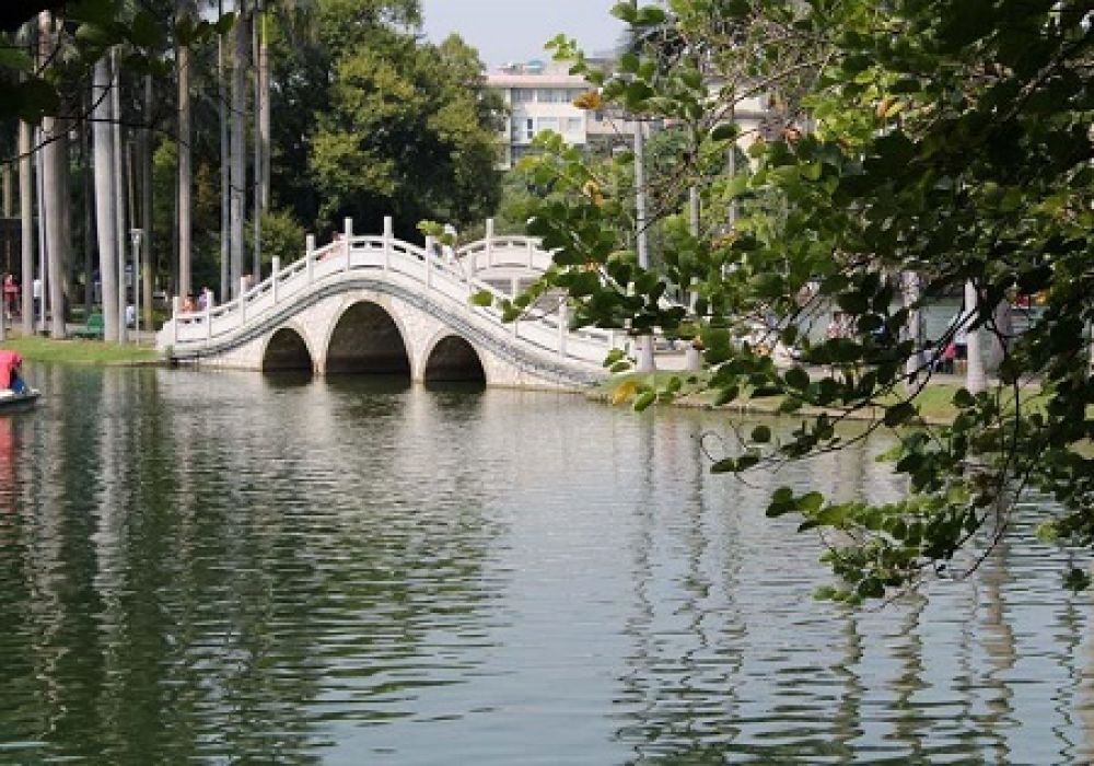 Menikmati Danau ‘White Dragon Park’ Peninggalan Jenderal Di Qing