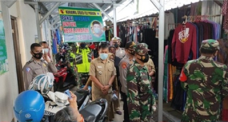 Aparat Gabungan Bagikan 800 Masker di Pasar Paron Ngawi