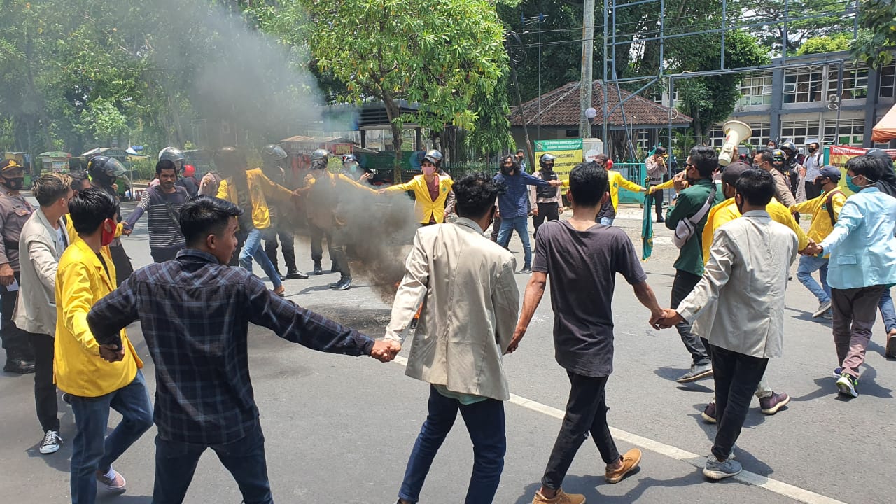 Demo Tolak UU Cipta Kerja Mahasiswa di Jombang Ricuh, Satu Diamankan