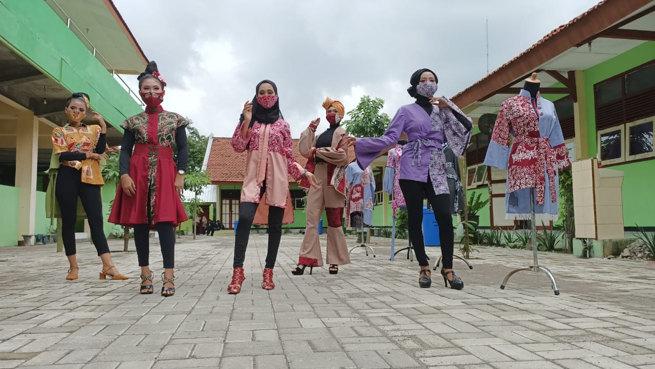 Pelajar SMKN 1 Sooko Ciptakan Fashion Khas Pandemi