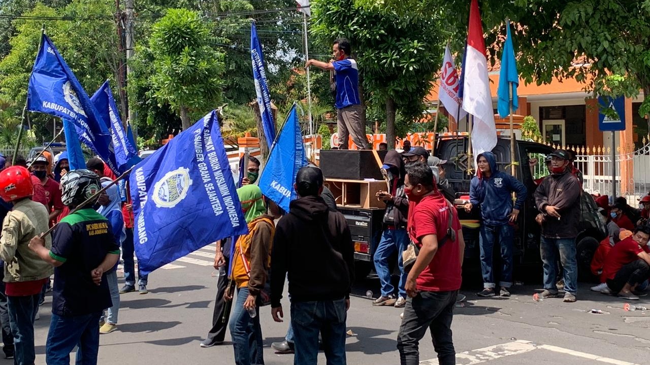 Puluhan Buruh di Jombang Unjuk Rasa Tuntut Kenaikan Upah