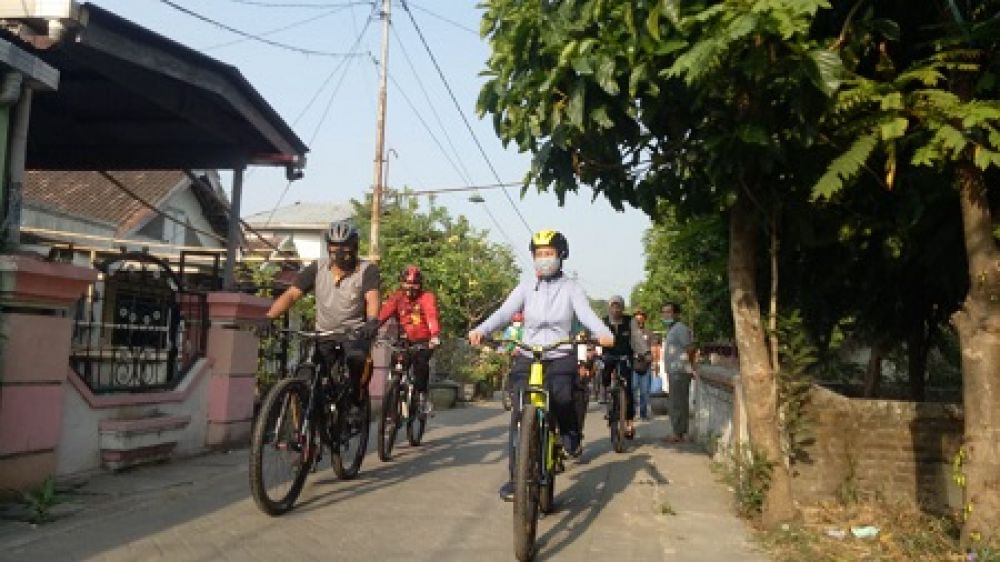 Gowes Keliling Kampung, Wali Kota Bagi Ribuan Masker